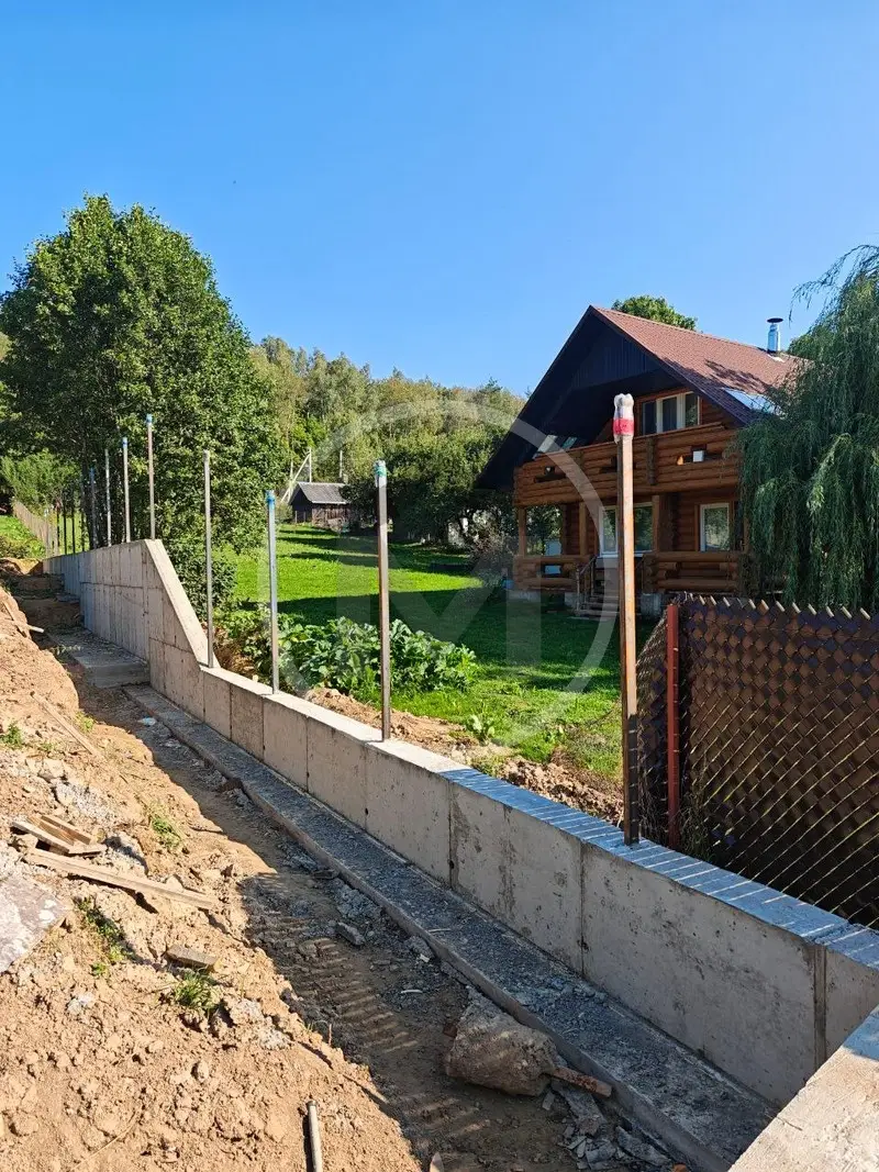 Стена подпорная с элементом лицевого забора в г. Фаниполь